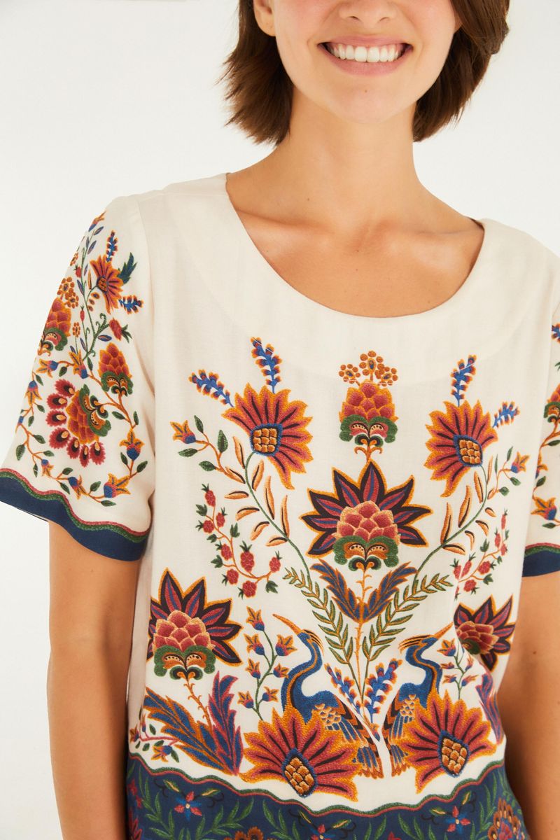 Detalle del escote y estampado frontal de la camiseta.