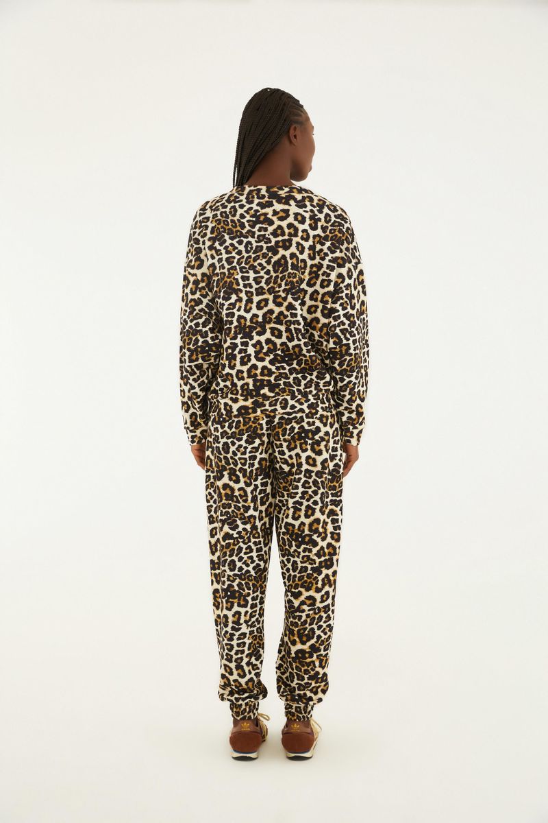 Vista trasera del pantalón sudadera con estampado de leopardo, destacando el diseño completo.