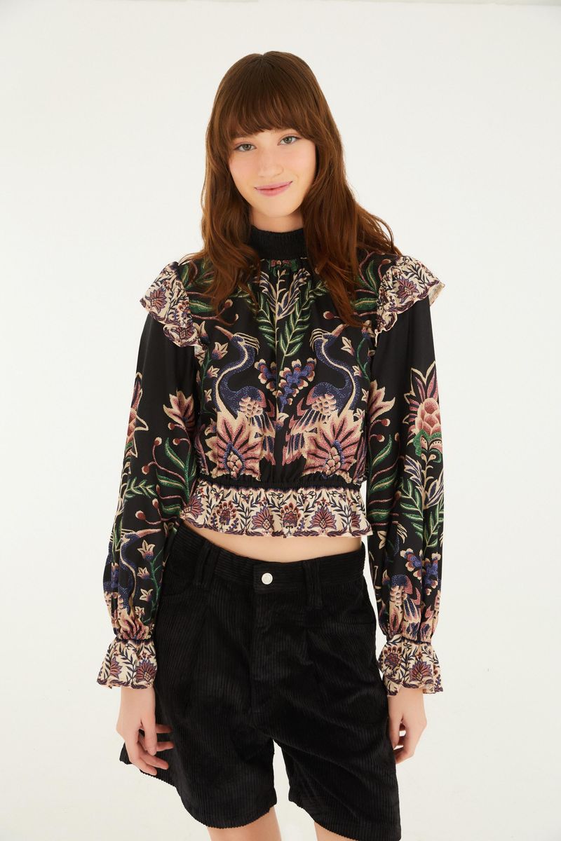 Blusa Manga Jardín Maravilloso con estampado floral y volantes, vista frontal.