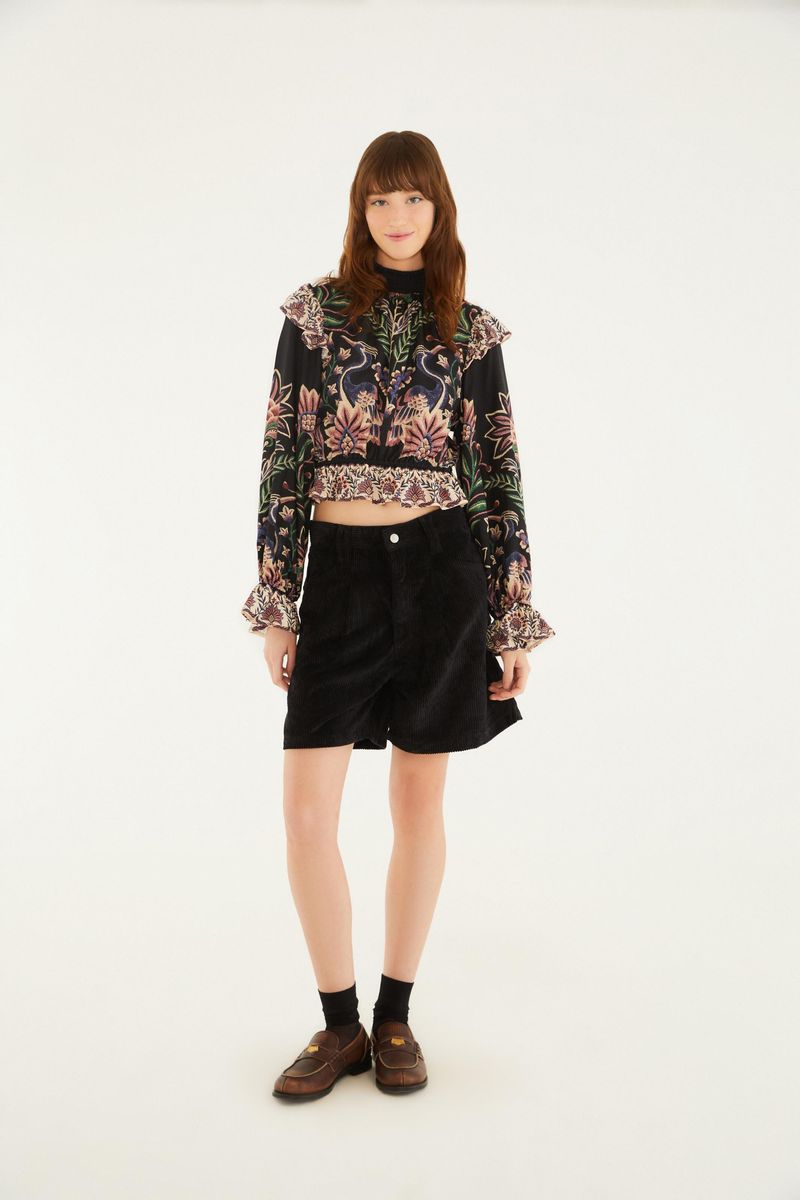 Blusa Manga Jardín Maravilloso con estampado floral y volantes, vista completa.