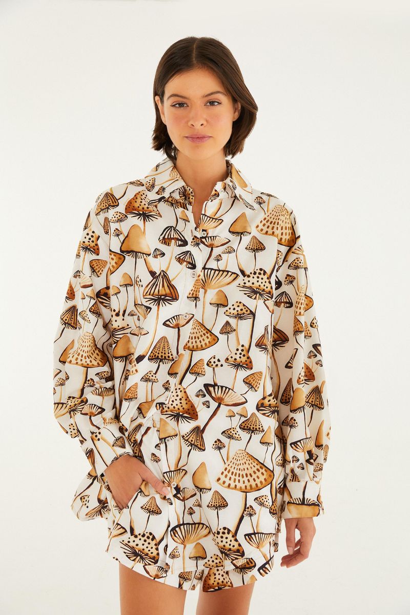 Camisa con estampado de hongos en tonos tierra, vista frontal completa.