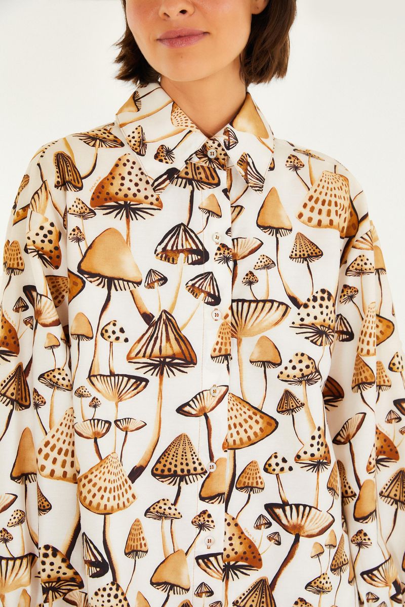 Detalle del cuello y estampado de hongos de la camisa.