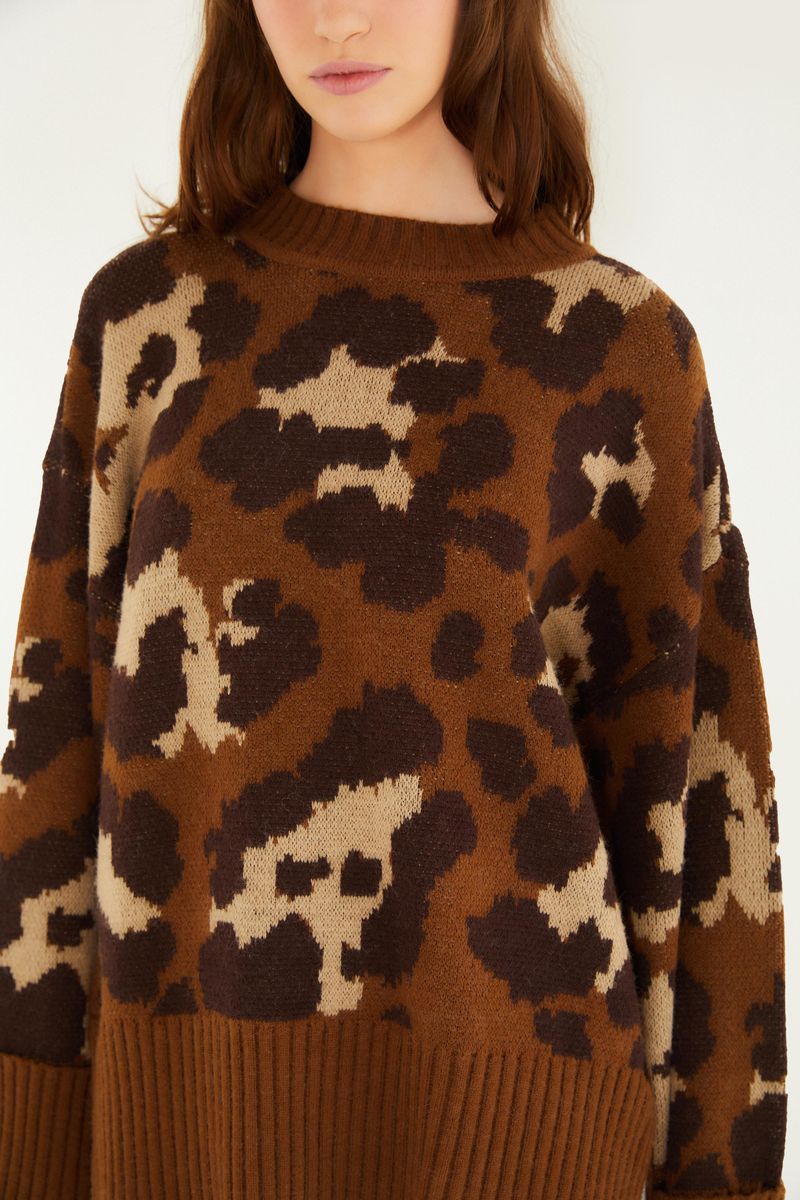 Detalle del estampado de leopardo en el suéter de tejido de punto.