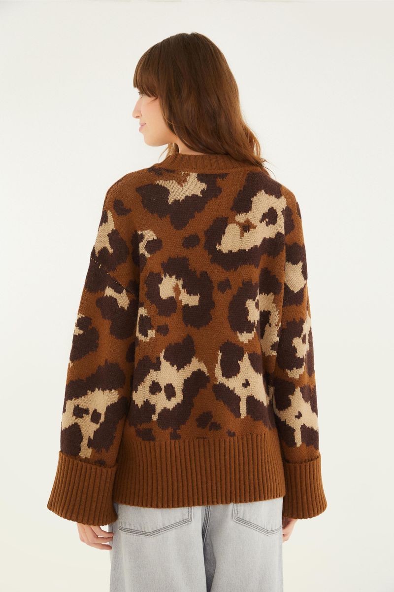 Vista trasera del suéter de tejido de punto con estampado de leopardo.