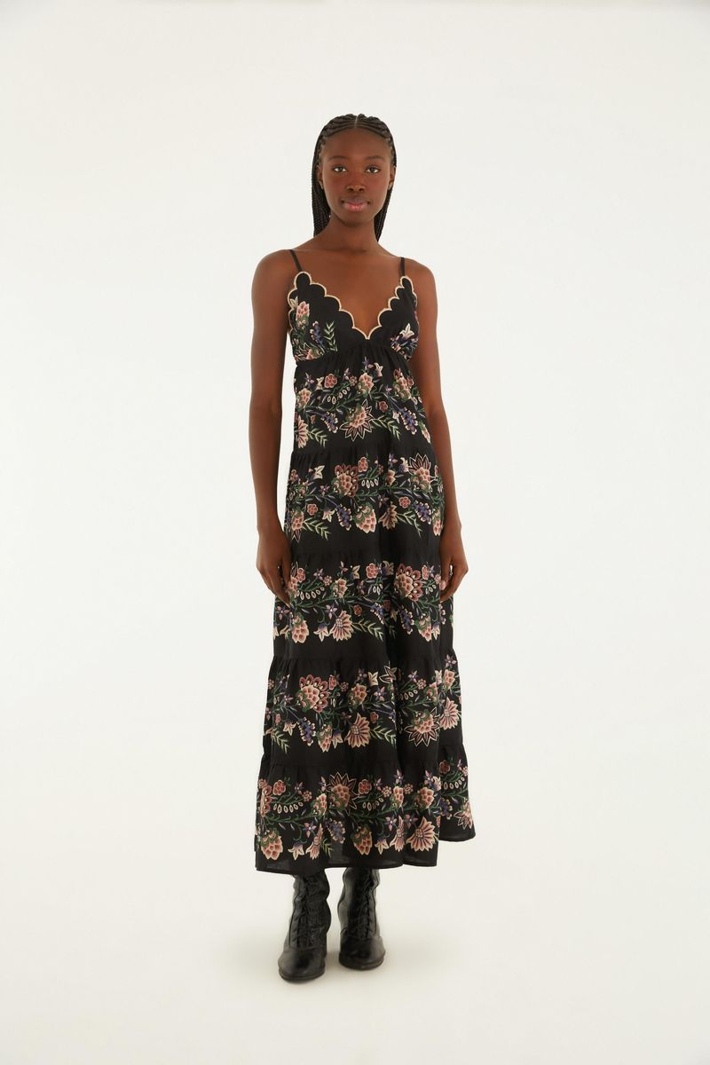Vestido largo con tirantes delgados y estampado floral en fondo negro, visto de frente.