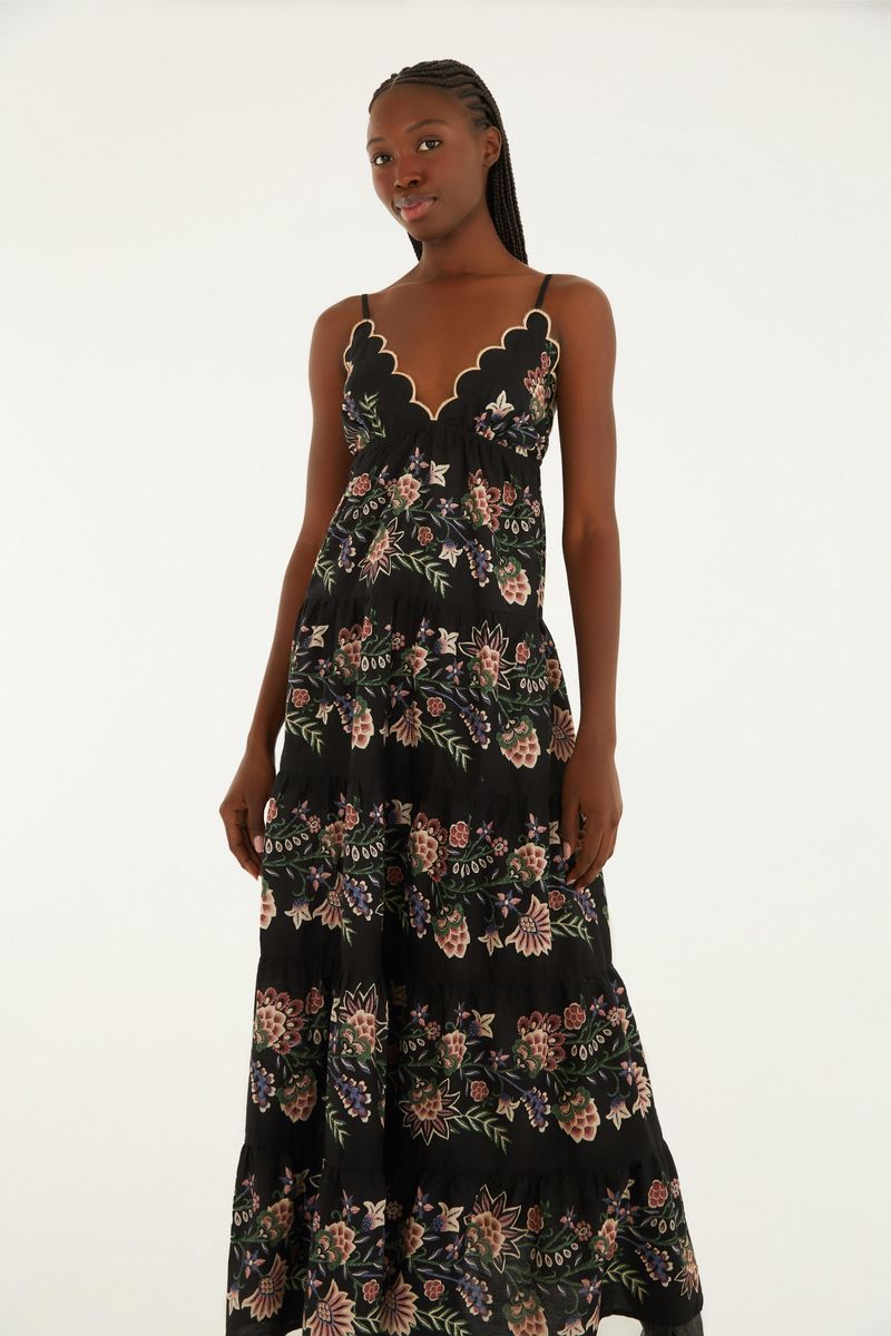 Vestido largo con estampado floral, visto de lado.