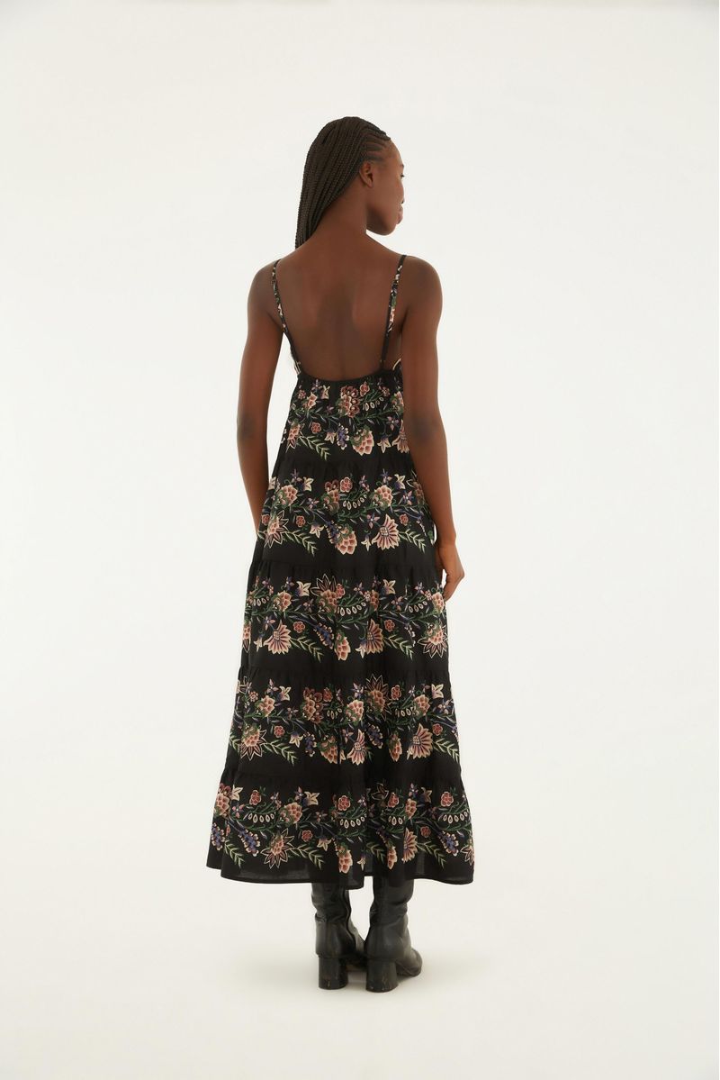 Vestido largo con tirantes delgados y estampado floral, visto desde atrás.