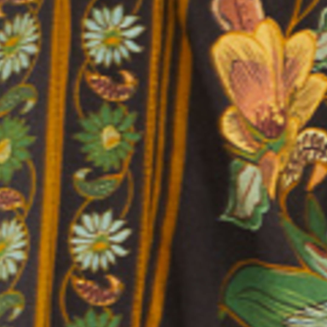 Primer plano del estampado floral botánico del Body Marcelle, resaltando detalles en negro, verde y amarillo.