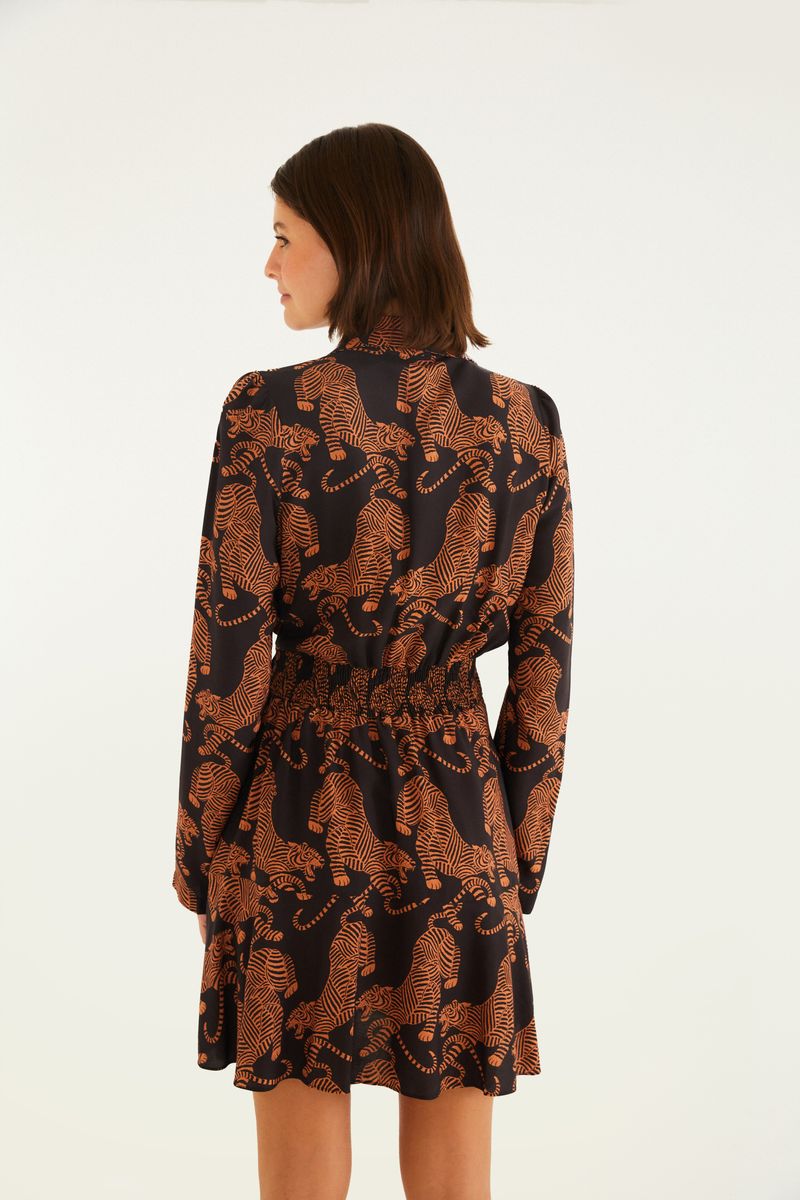 Vista trasera del vestido corto con estampado de tigres.