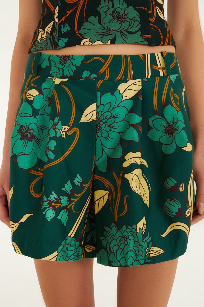 Detalle del short falda floral mostrando el estampado y la cintura.