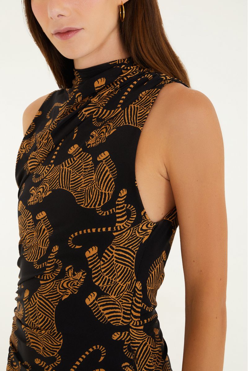 Detalle del escote alto del vestido midi con estampado de tigres.
