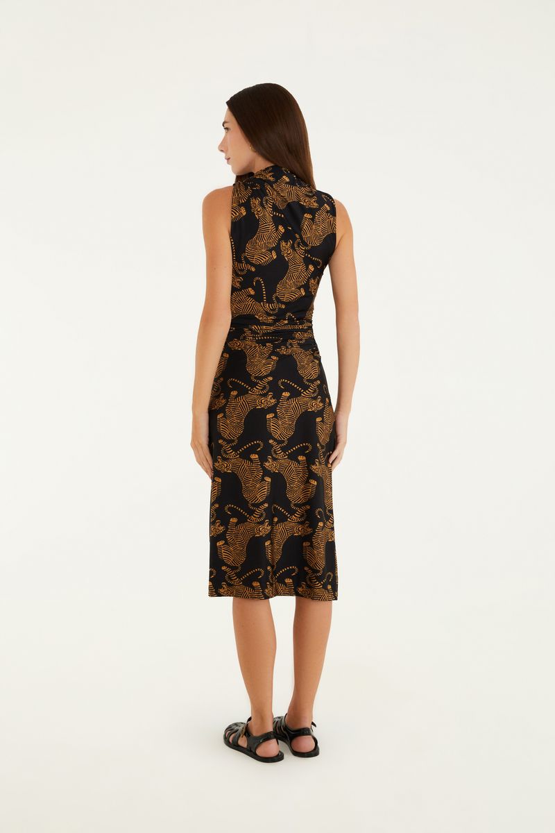 Vista trasera del vestido midi con estampado de tigres sobre fondo negro.