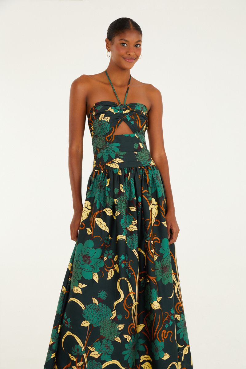 Vestido midi con estampado floral en fondo oscuro, tirantes delgados y detalle de corte frontal.