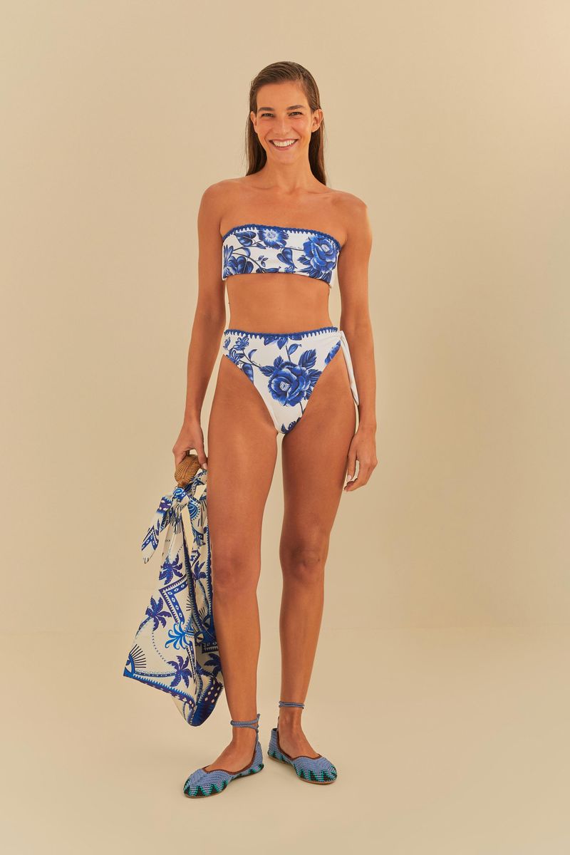 Imagen de un bikini artesanal con estampado floral azul sobre fondo blanco, vista completa.