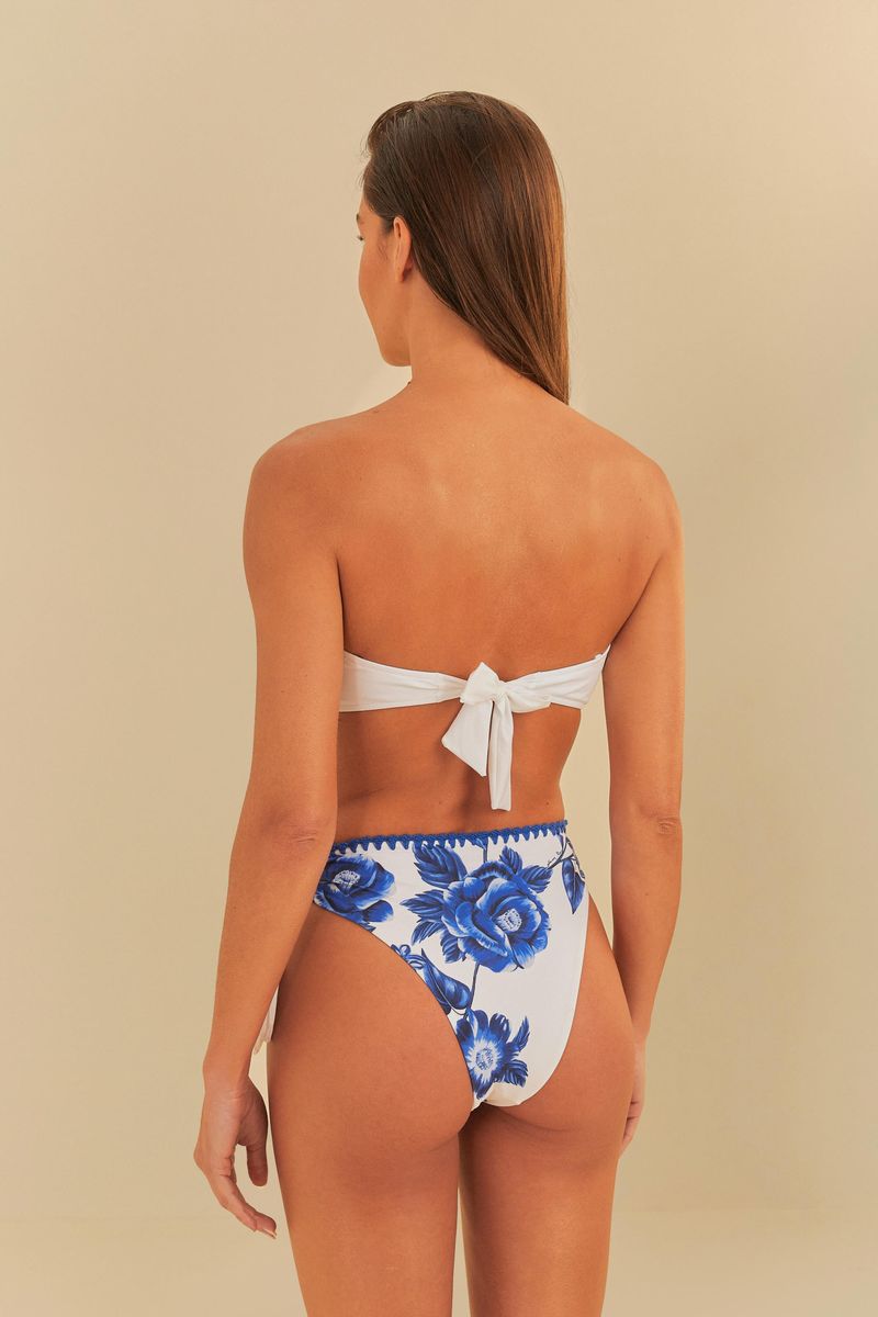 Vista trasera del bikini artesanal con estampado floral azul.