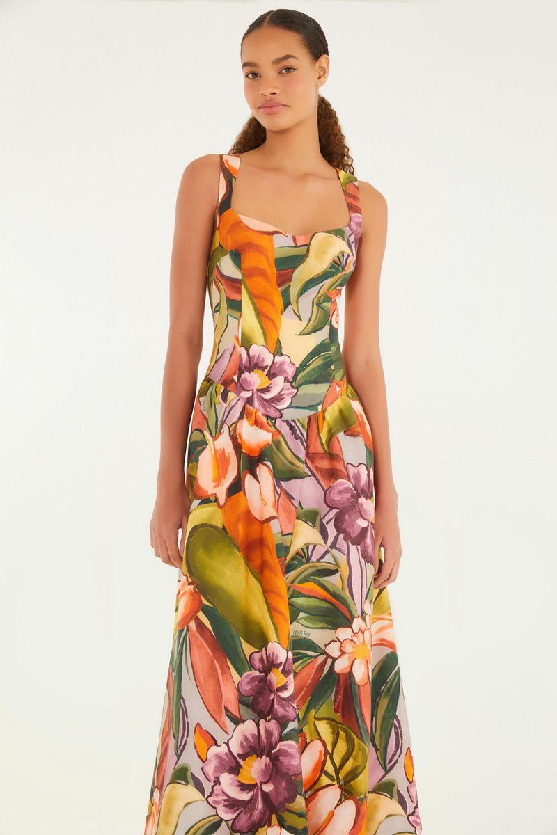 Vestido largo con estampado tropical de follaje y flores, visto de espaldas.