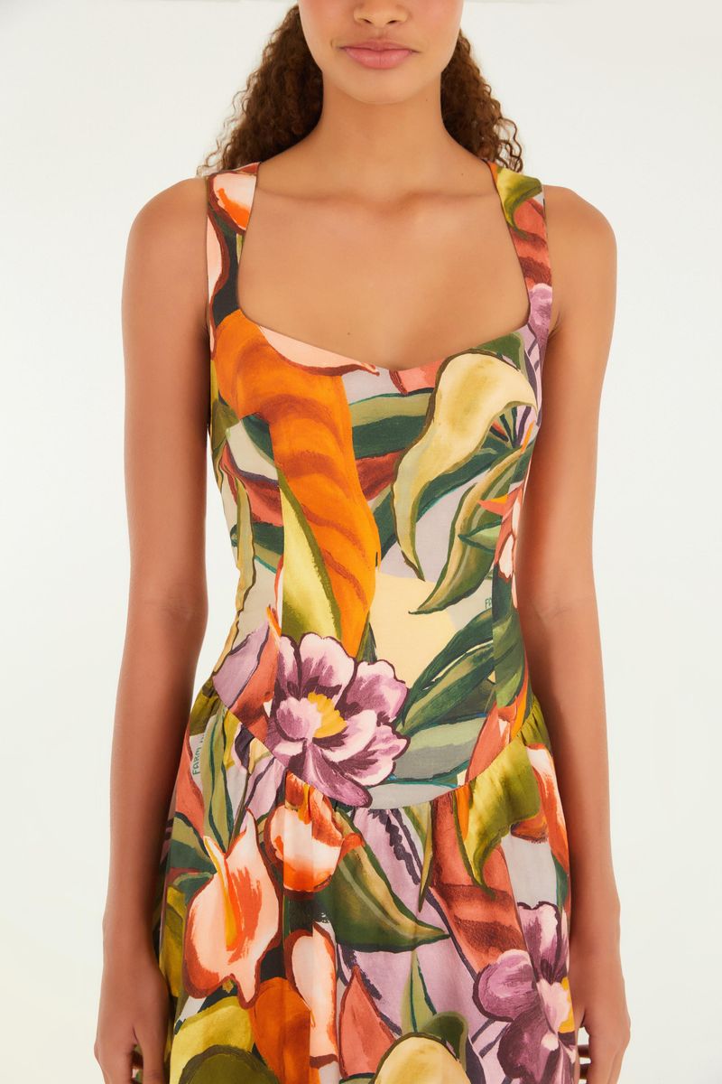 Detalle del escote frontal del vestido largo con estampado tropical.
