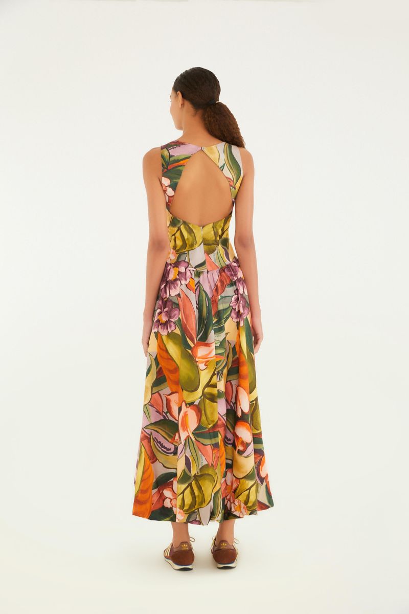 Detalle del escote trasero del vestido largo con estampado tropical.