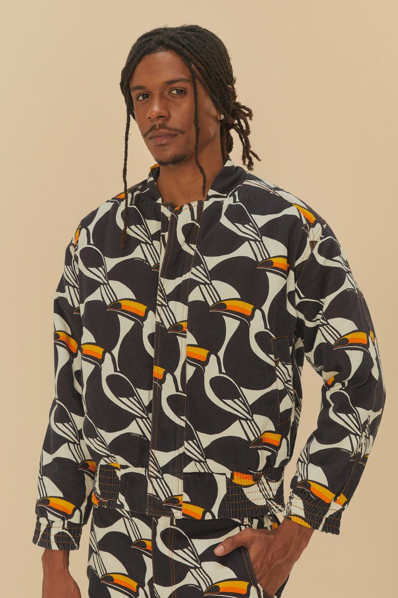 Chaqueta bomber estampada con tucanes, vista frontal.