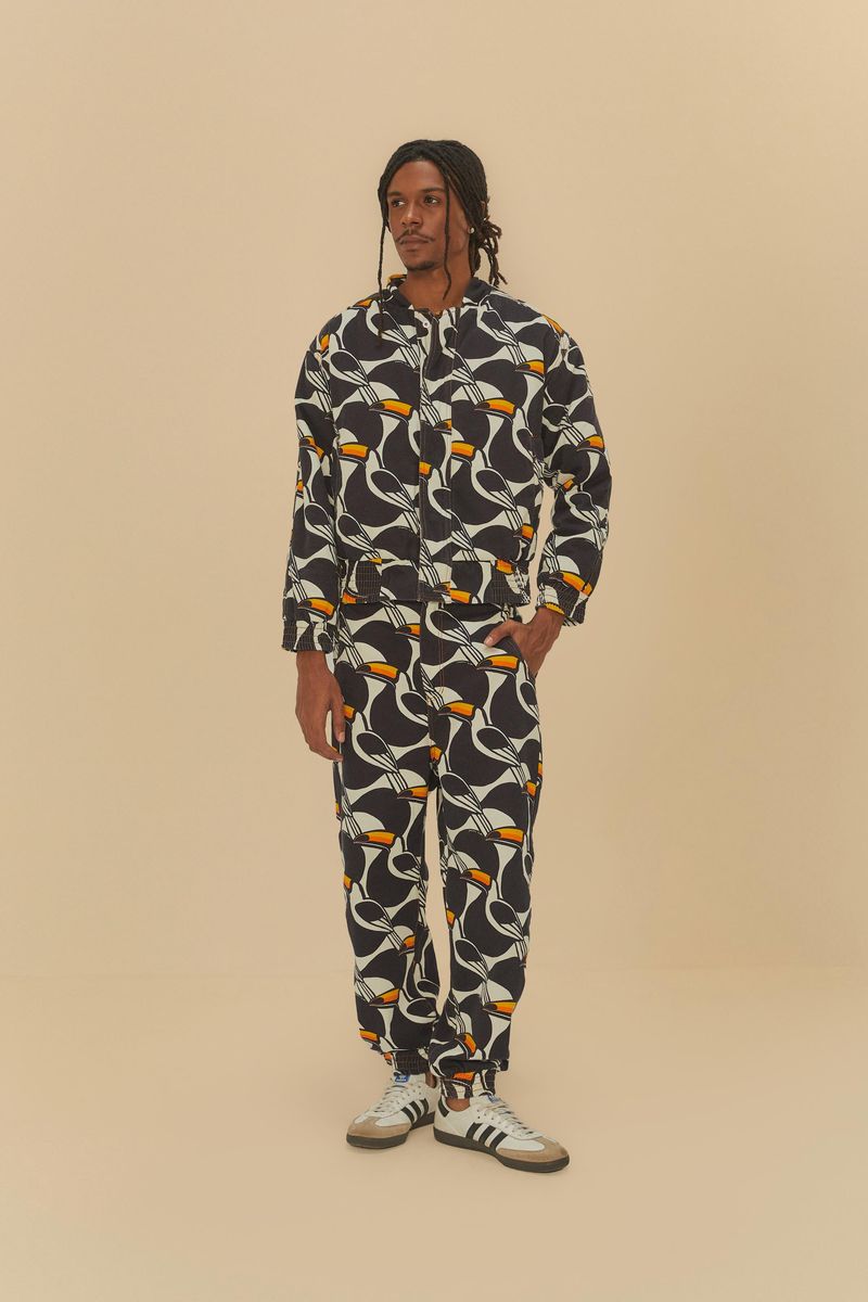 Conjunto completo con chaqueta y pantalón estampados, vista frontal.