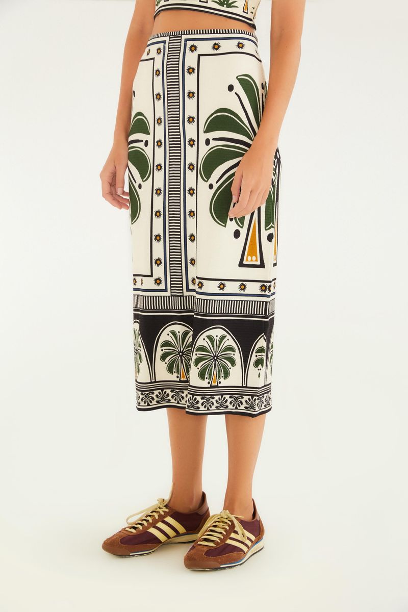 Detalle de la falda midi con estampado tropical, mostrando el ajuste en la cintura y el patrón.