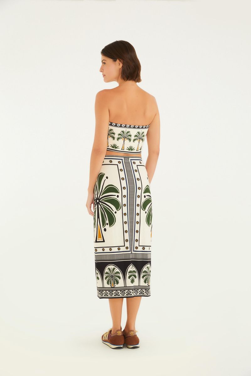 Vista trasera de la falda midi con estampado tropical, evidenciando el diseño y la longitud.