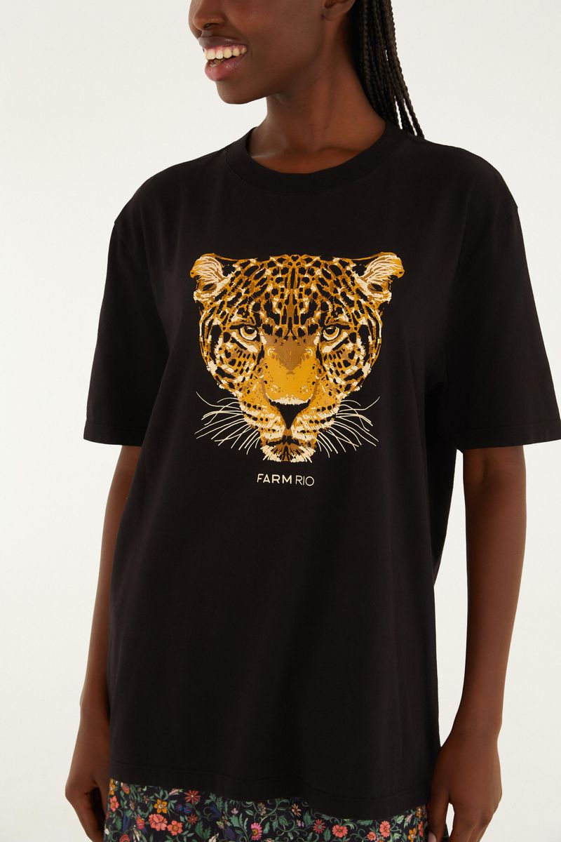 Detalle del estampado de leopardo en la camiseta negra.