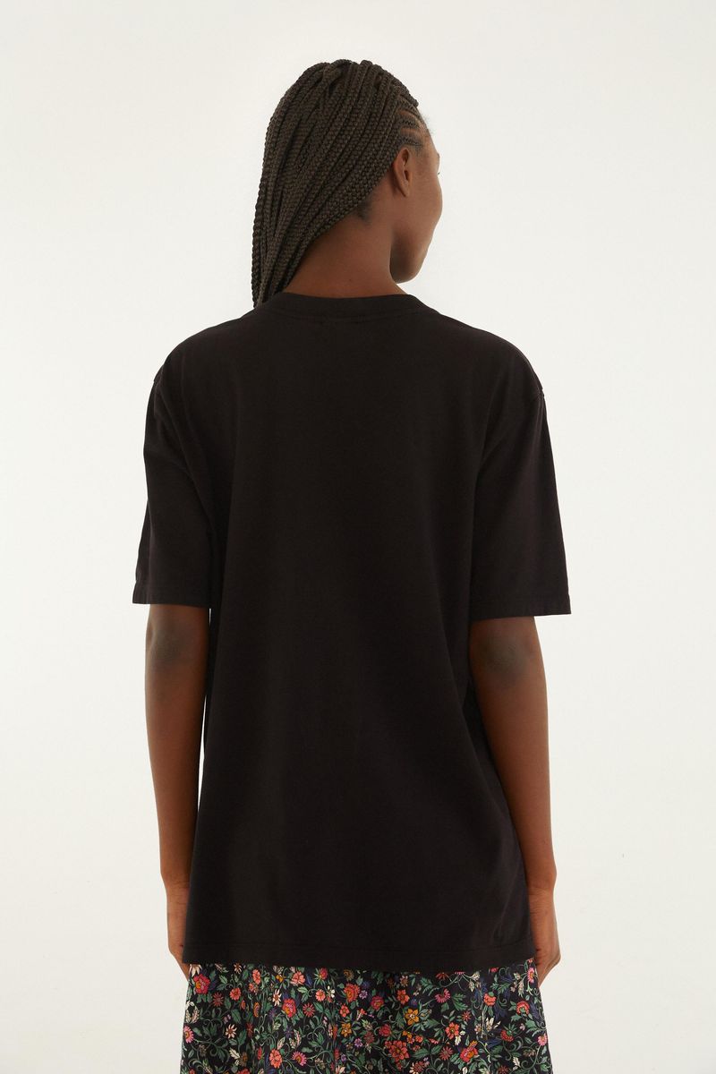 Camiseta negra con estampado de leopardo vista desde atrás.