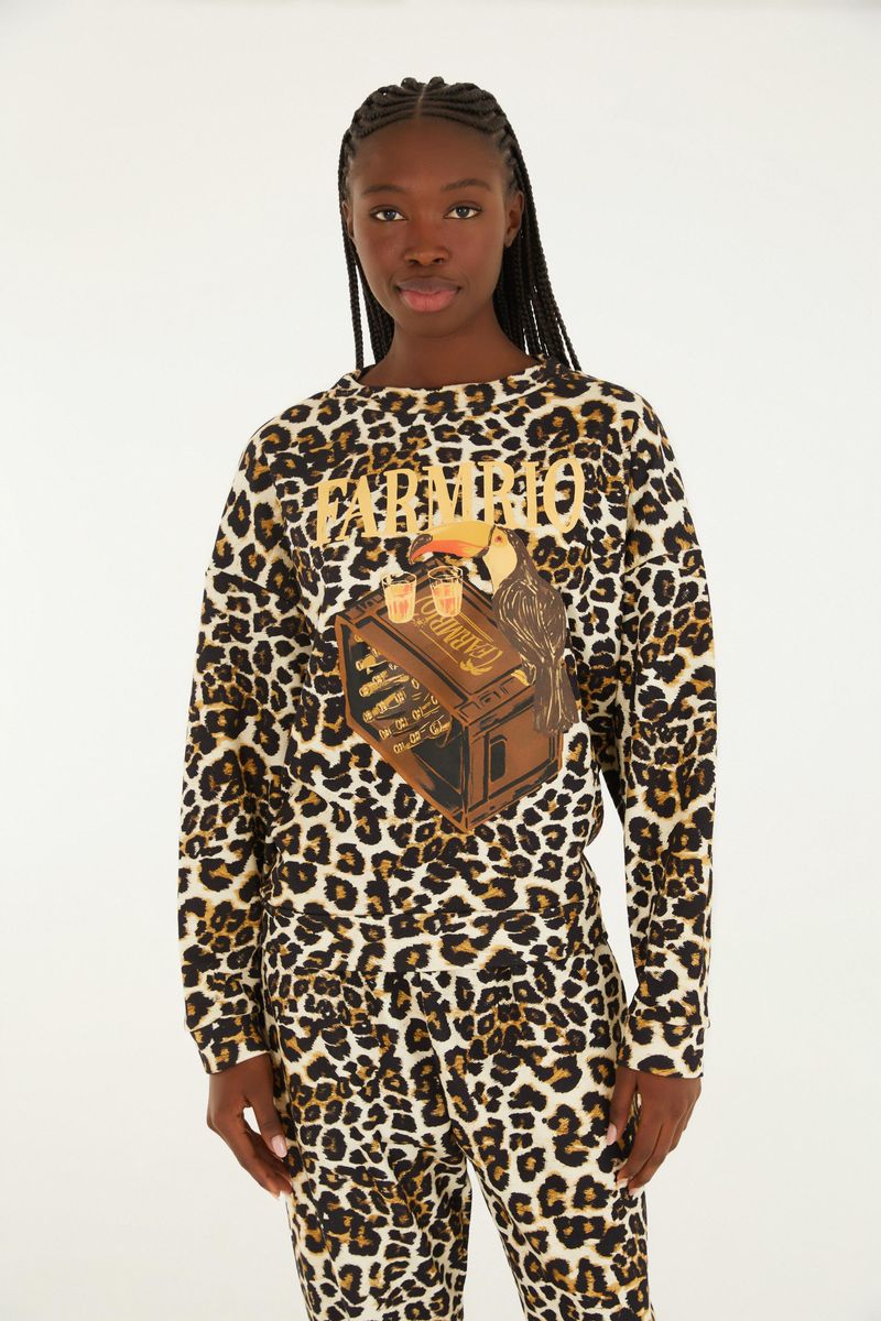 Chaqueta de sudadera estampada con diseño de leopardo y detalles gráficos en la parte frontal, vista desde el frente.