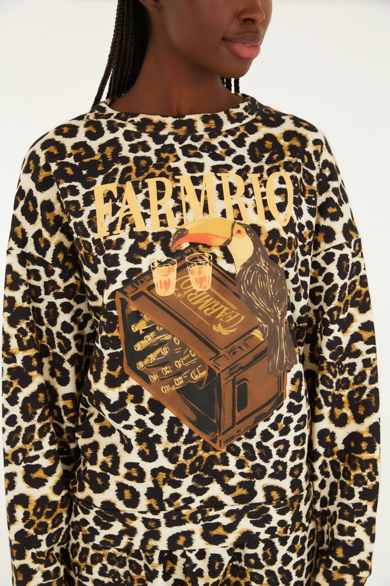 Detalle de la chaqueta de sudadera estampada con diseño de leopardo y detalles gráficos en la parte frontal.