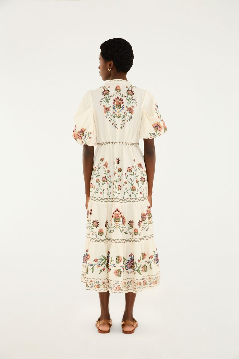 Detalle del escote en V con amarre y estampado floral.
