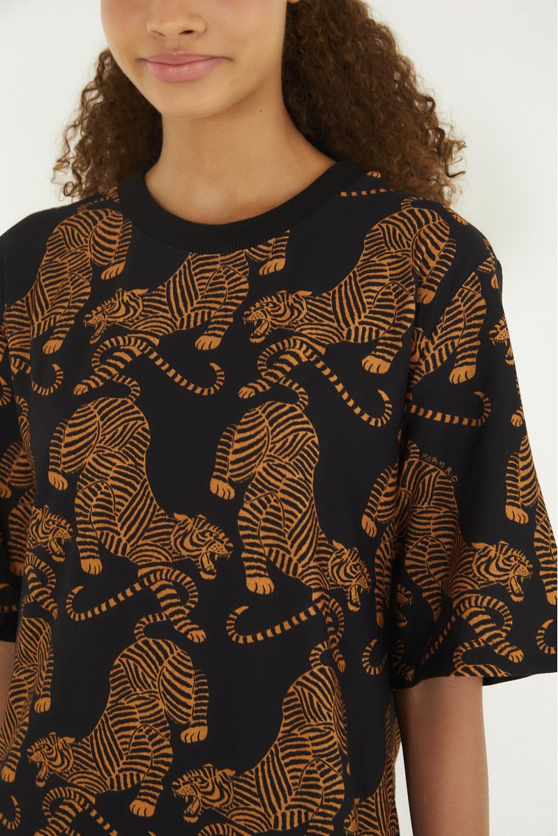 Primer plano del vestido cropped con estampado de tigres en fondo negro, destacando el diseño.