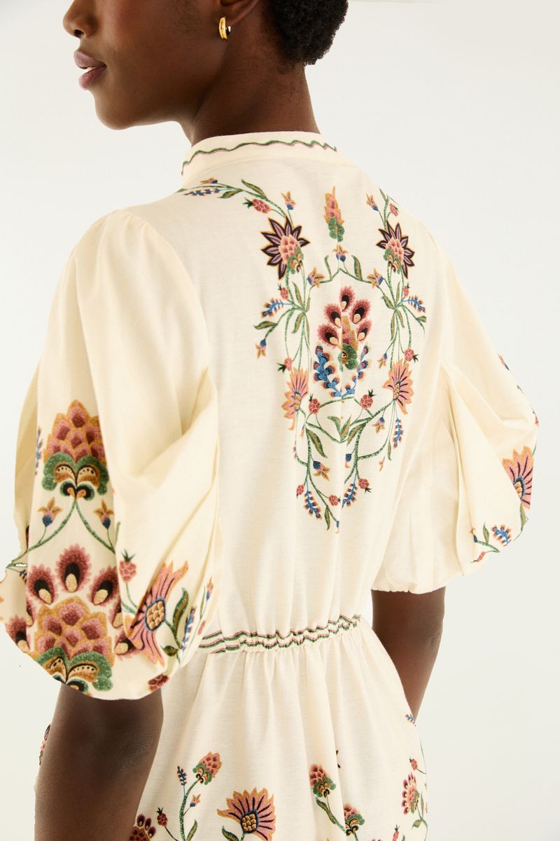 Detalle de las mangas abullonadas con estampado floral.