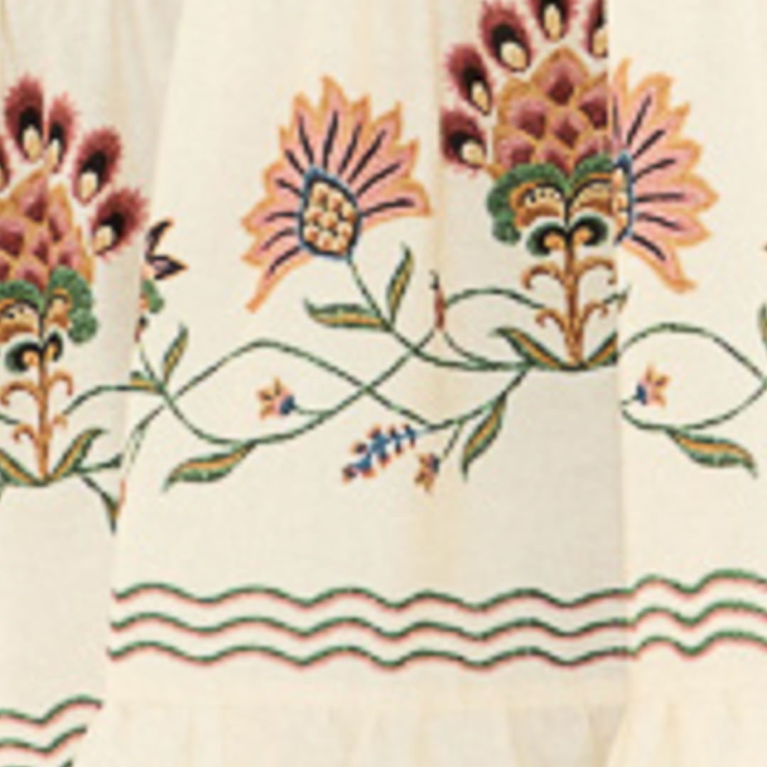 Detalle de la barra del vestido con estampado floral.