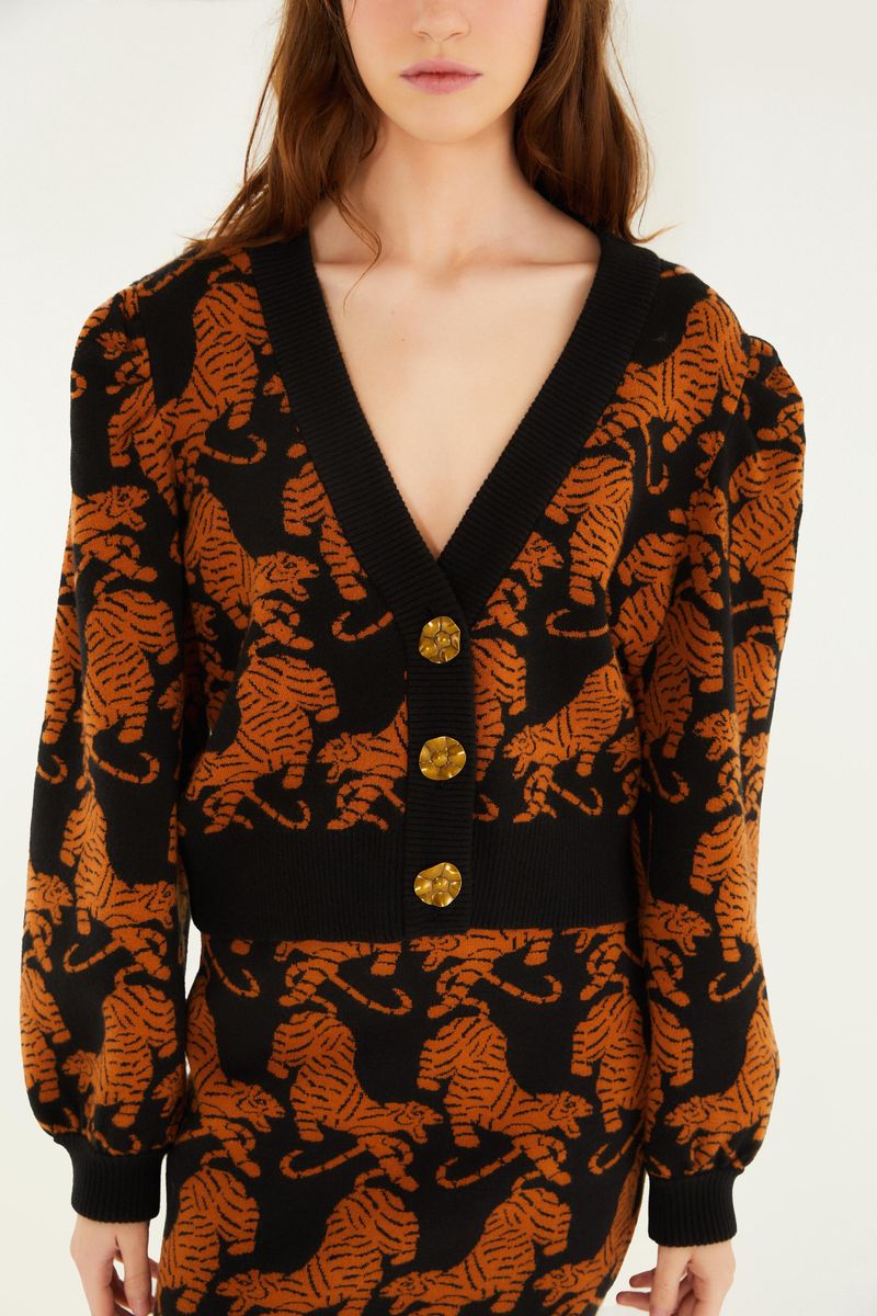 Detalle del escote y estampado del cardigan corto tejido con estampado de tigres.