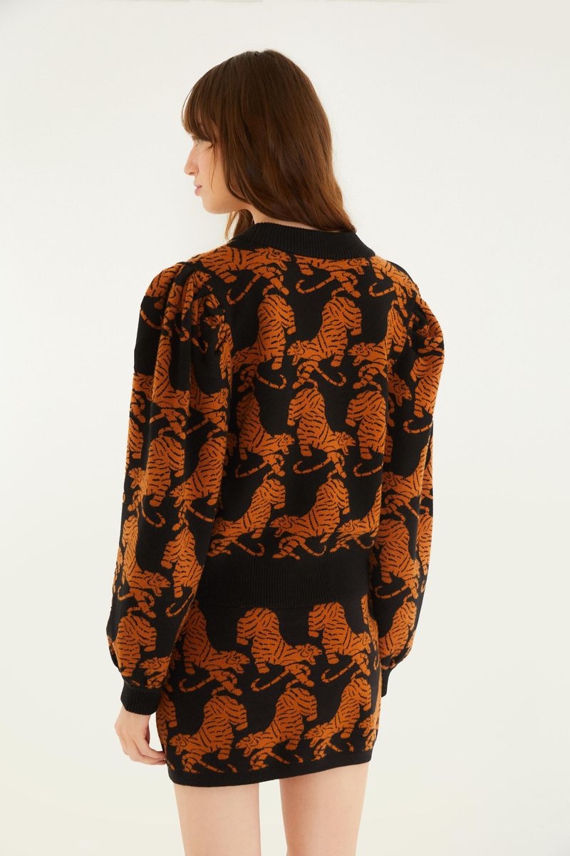 Vista trasera del cardigan corto tejido con estampado de tigres mostrando detalles.