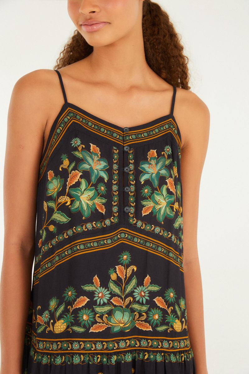 Primer plano del corpiño frontal de un vestido largo estampado con patrón floral detallado.