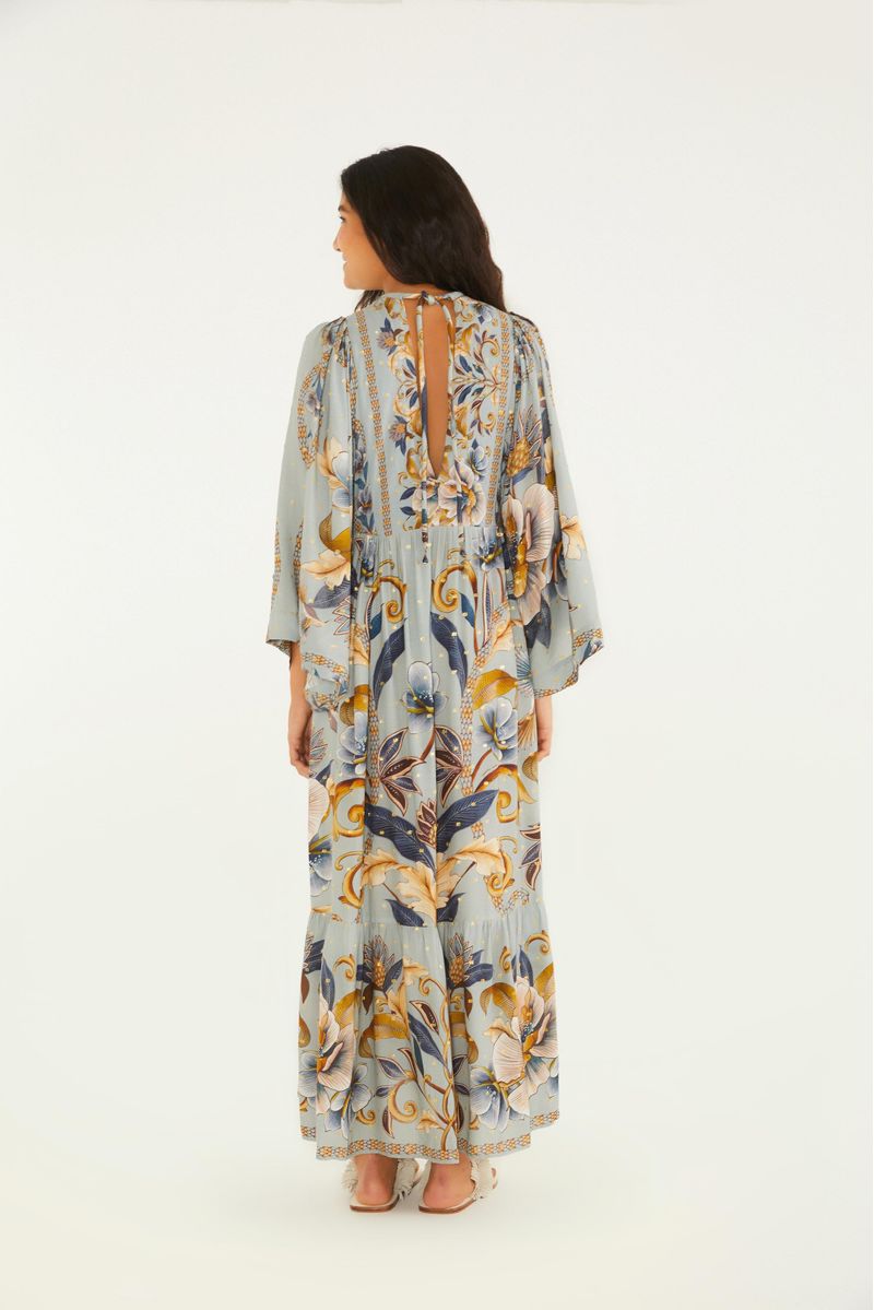 Vista trasera del vestido, mostrando el diseño floral y botánico y el largo recortado.