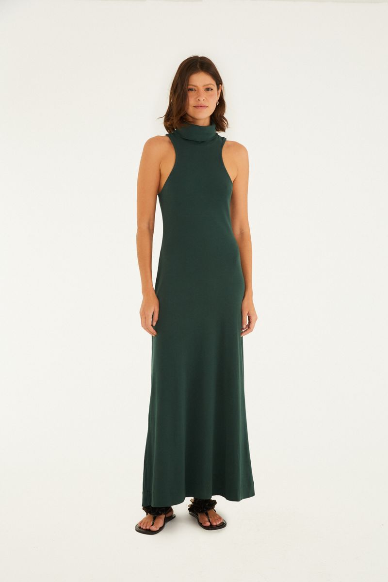 Vestido largo verde oscuro con cuello alto, visto de frente.