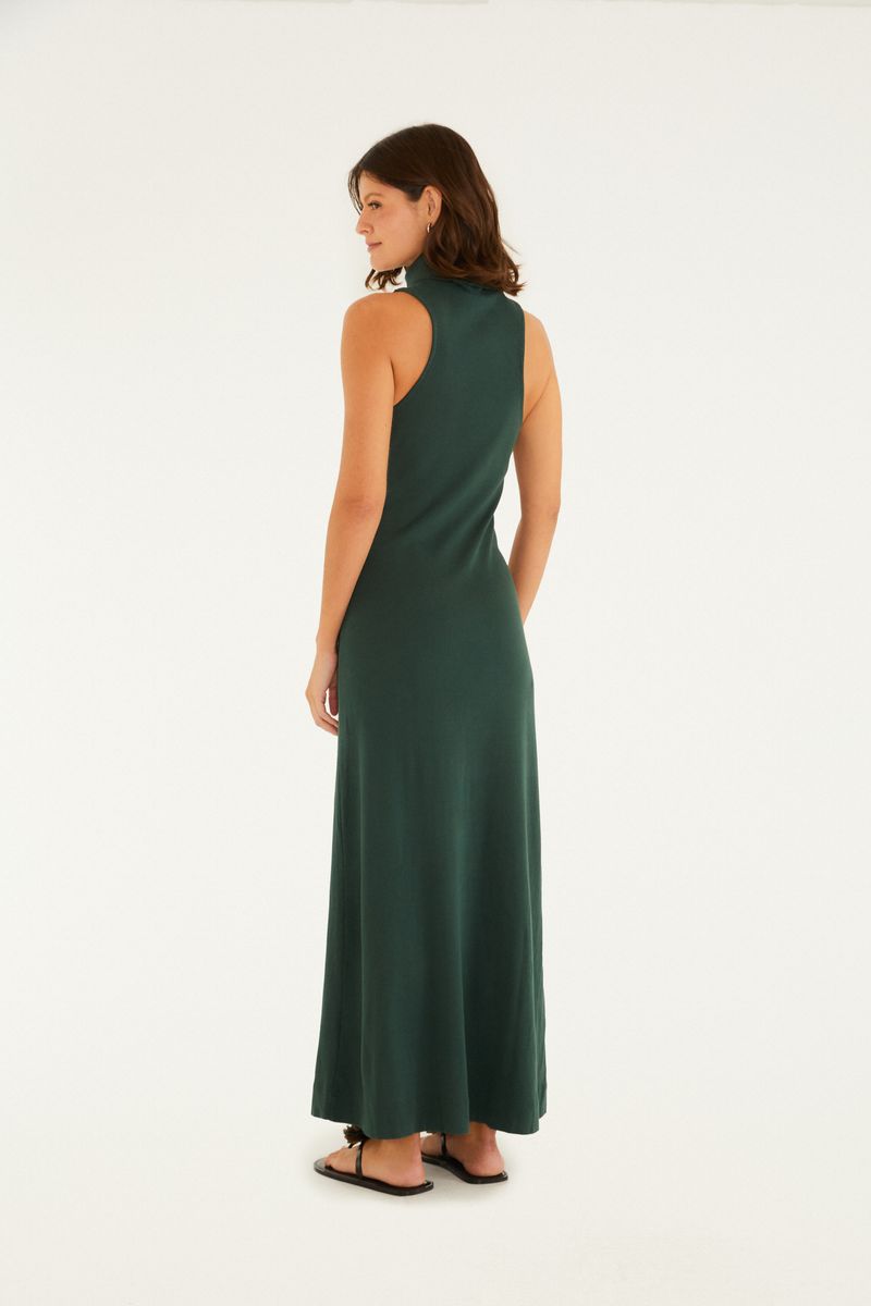 Detalle del cuello alto del vestido verde oscuro.