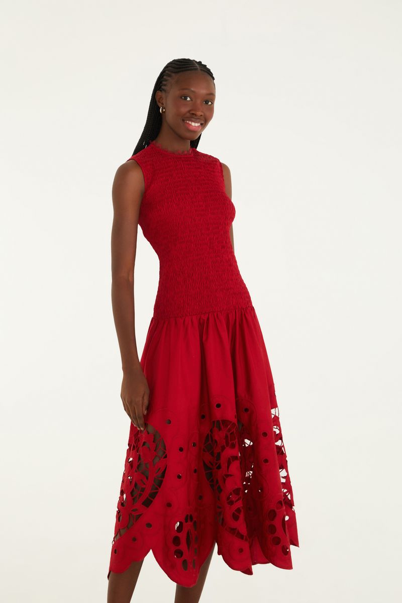 Vestido rojo con detalles bordados en forma de corazón, visto de frente.