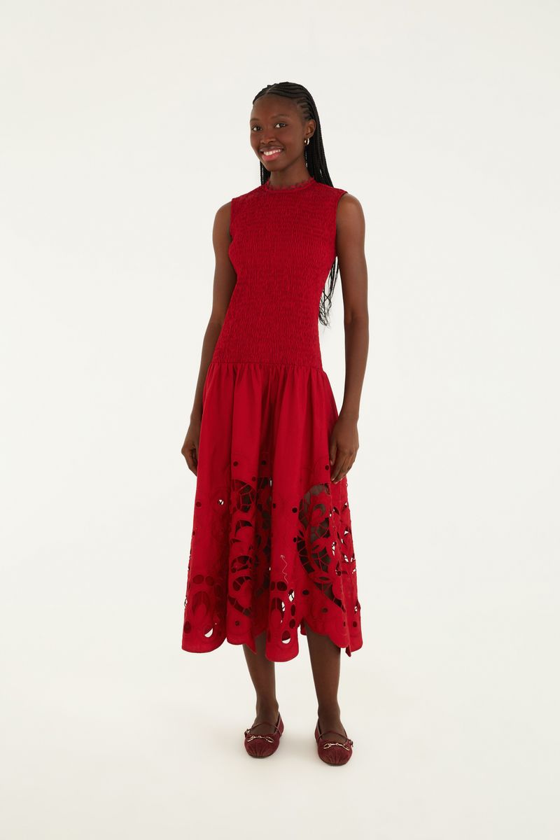 Vestido rojo con detalles bordados en forma de corazón, visto desde atrás.