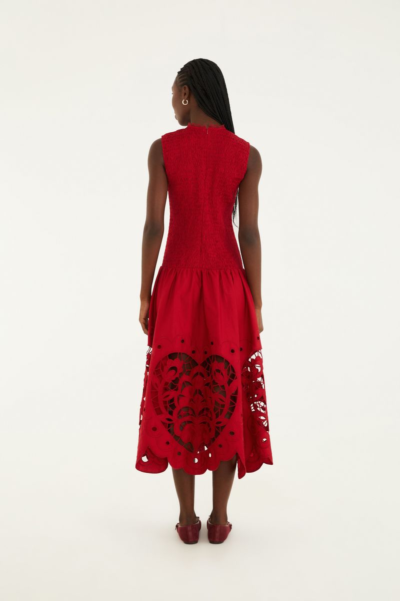 Primer plano del corpiño del vestido rojo con textura.