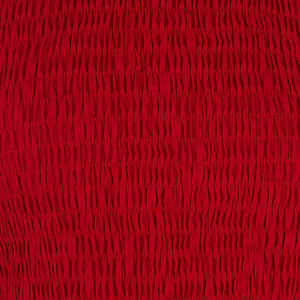 Vista trasera del vestido rojo con bordados en forma de corazón.