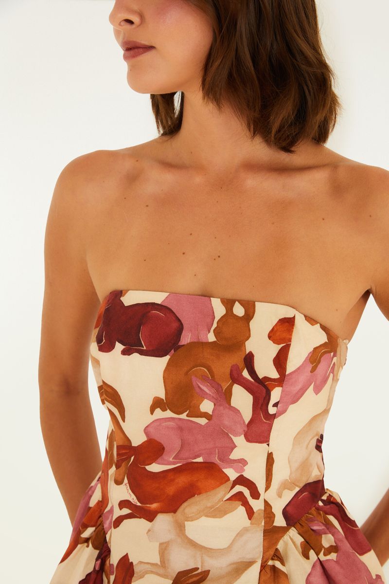 Detalle del escote y estampado de conejos de la blusa.