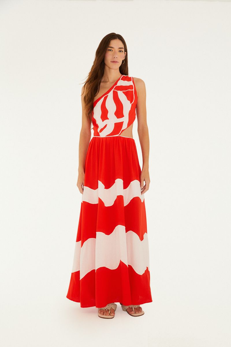 Vestido largo con estampado abstracto en rojo y blanco, con una sola tira y detalle recortado en el lateral.