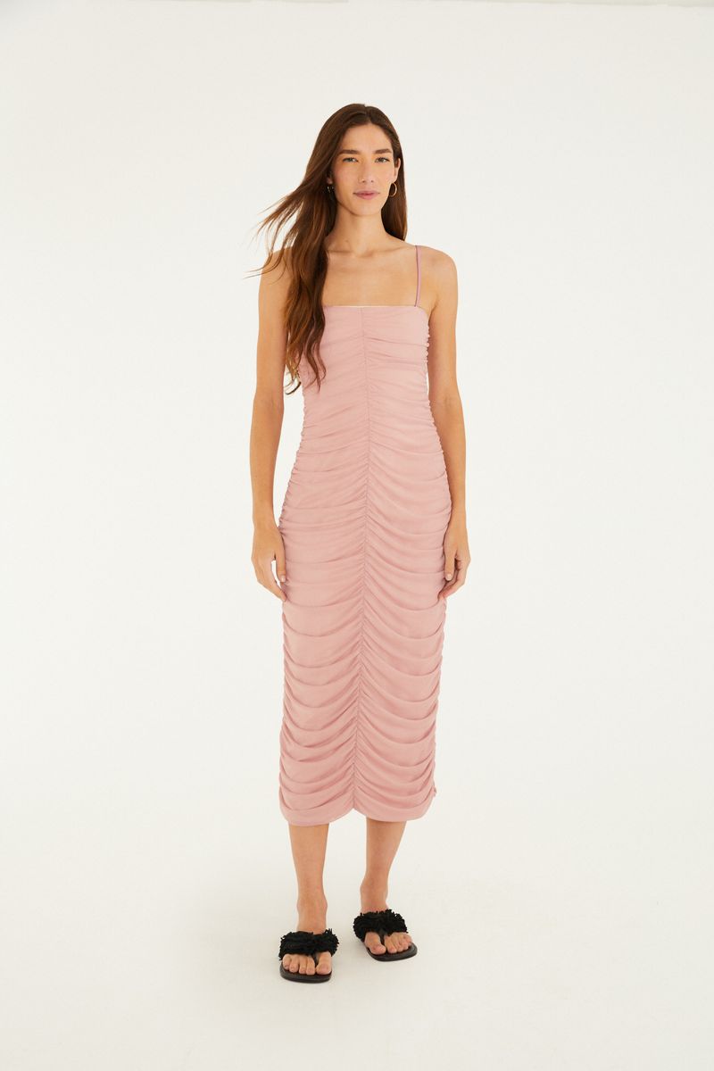 Vestido midi rosa con tirantes finos y detalles fruncidos, visto de frente.