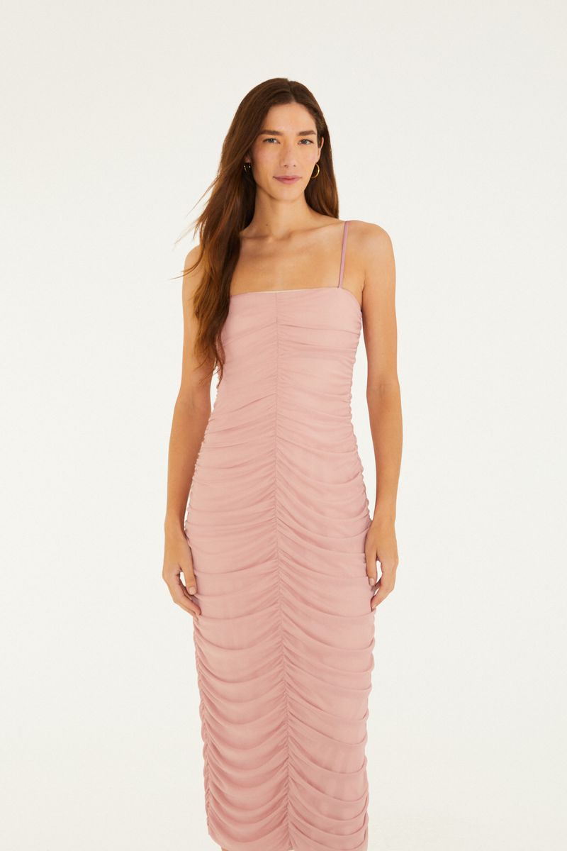 Vestido midi rosa con tirantes finos y detalles fruncidos, visto de frente en toma cercana.