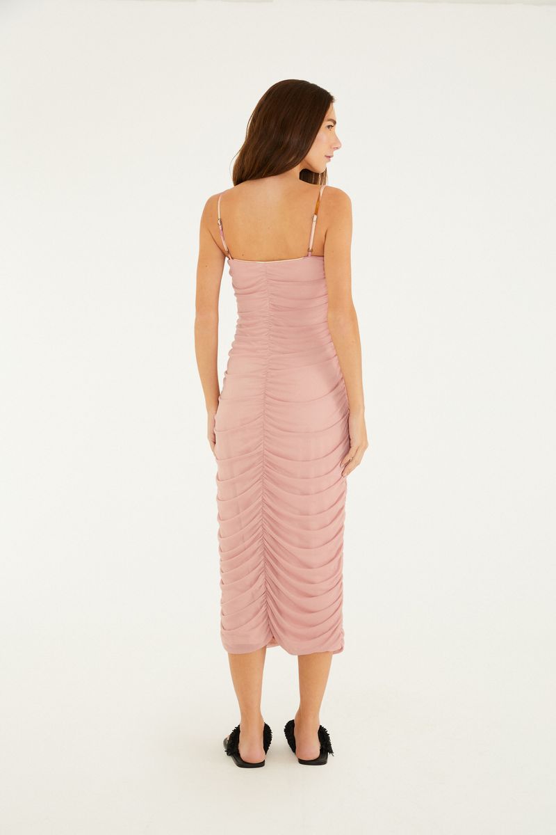 Detalle del escote del vestido midi rosa con tirantes finos.