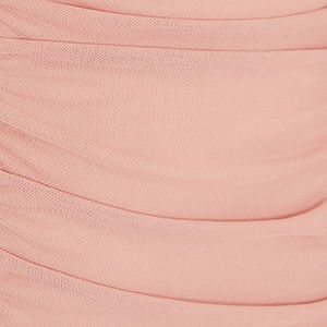 Vestido midi rosa con tirantes finos y detalles fruncidos, visto de perfil.